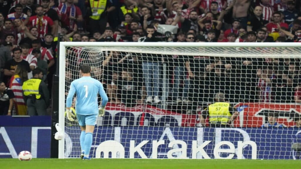 Atlético de Madrid bane torcedor que atirou objetos em Courtois