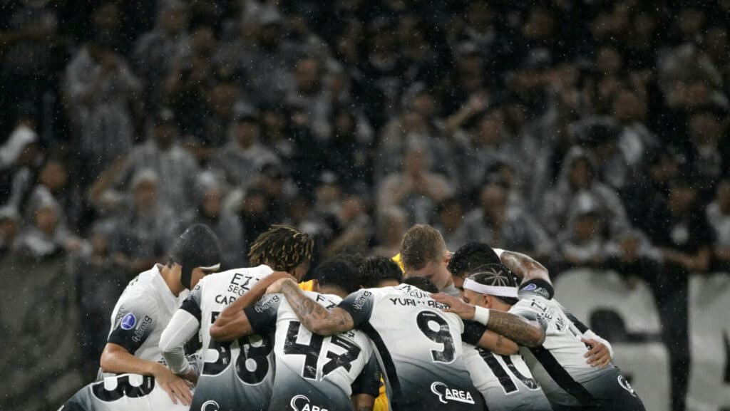 Corinthians alivia pressão e atrapalha Palmeiras; veja a tabela do Brasileirão