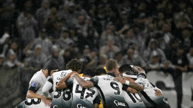 Corinthians e torcedores viajam para negociar dívida da arena