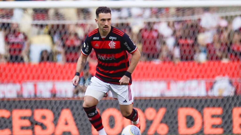 Zico elogia Léo Ortiz e dá moral ao zagueiro