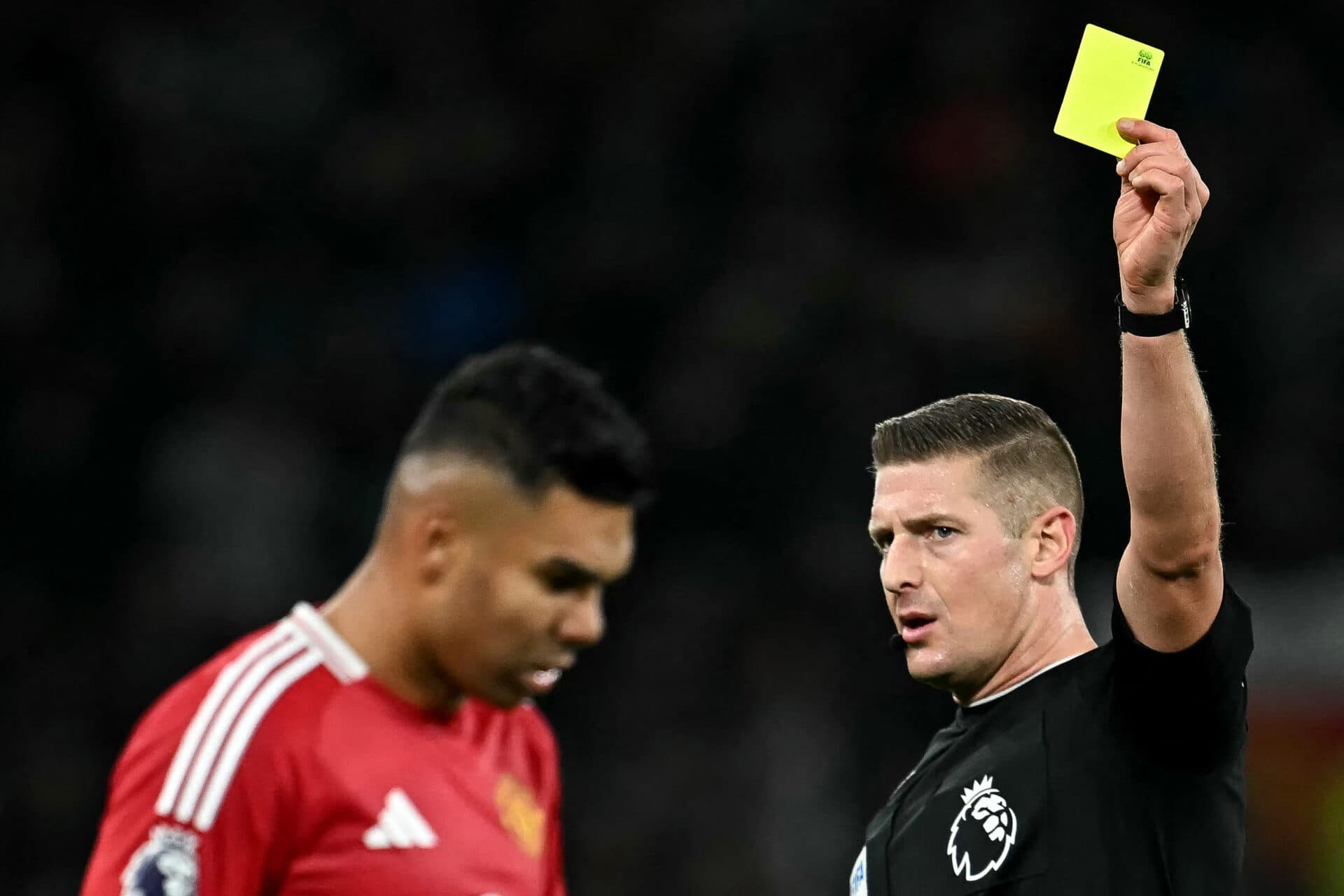 Casemiro, do Manchester United, recebe cartão amarelo contra o Chelsea - Paul ELLIS / AFP)