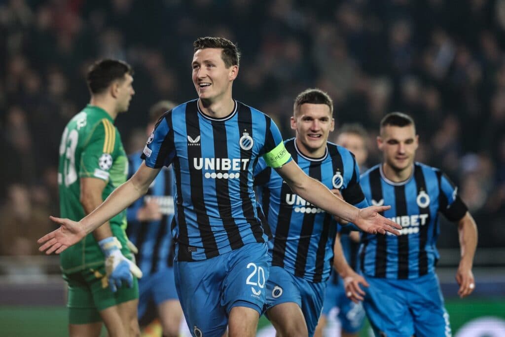 Aston Villa cede pênalti bizarro para o Brugge e perde a primeira na Champions