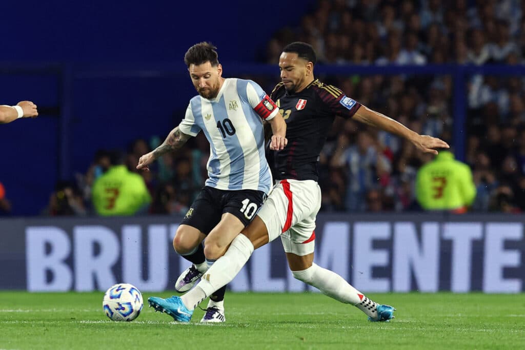 Messi chega a 18 anos com mais de 40 participações em gol