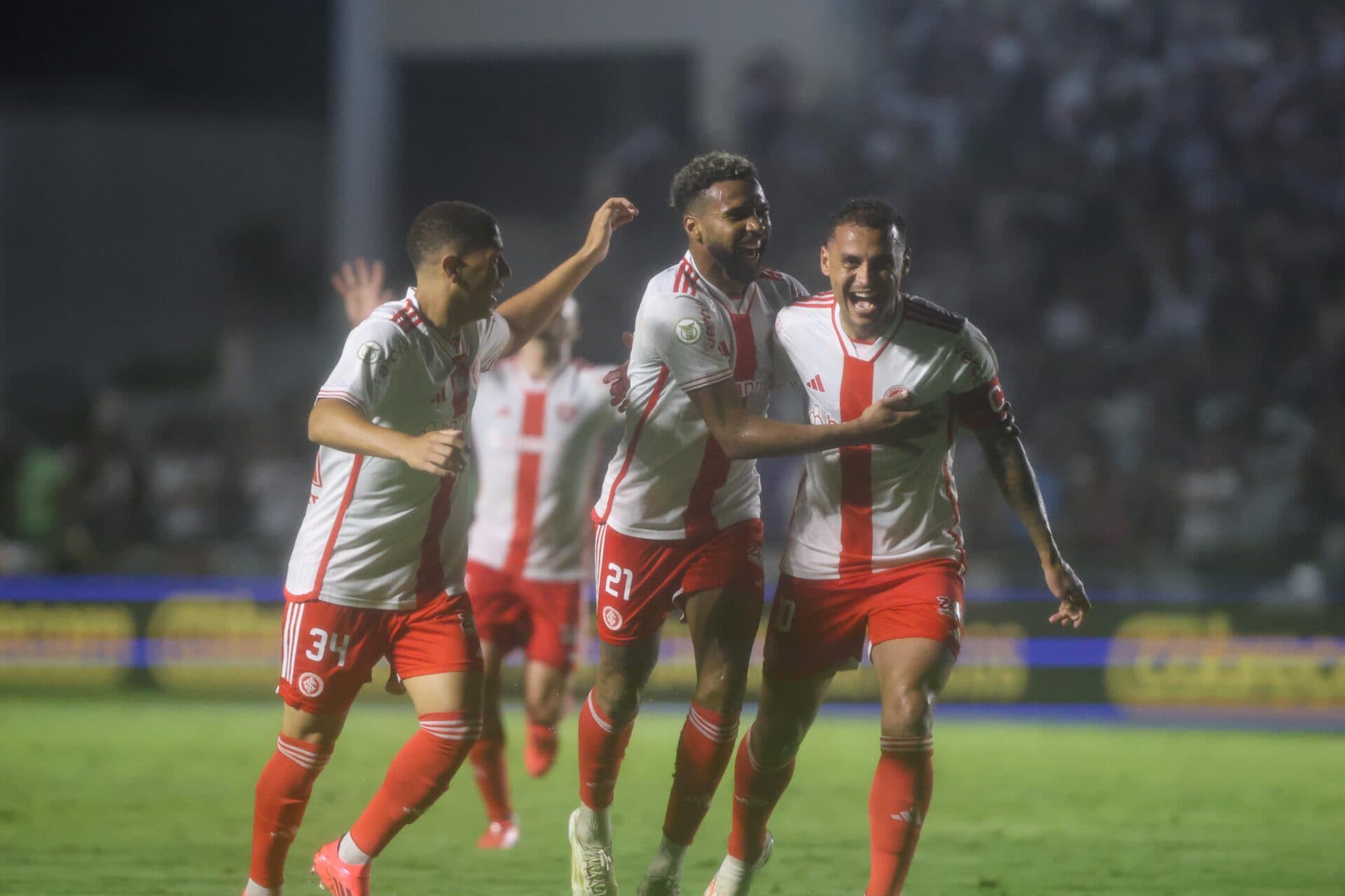Inter bate o Vasco e chega a 15 jogos de invencibilidade no Brasileirão