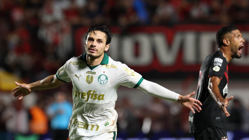 Palmeiras rebaixa o Atlético-GO e assume a liderança do Brasileirão