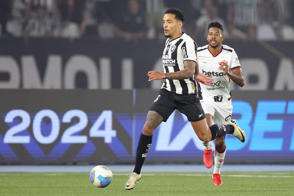 Botafogo tropeça contra o Vitória e perde a liderança do Brasileirão