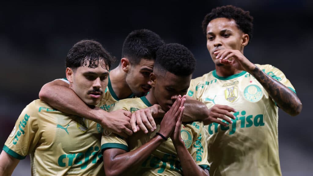 Estêvão decide, Palmeiras bate Cruzeiro e mantém sonho do título