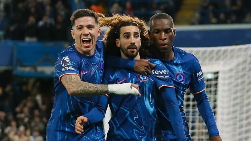 Chelsea vence o Brentford e cola na liderança da Premier League