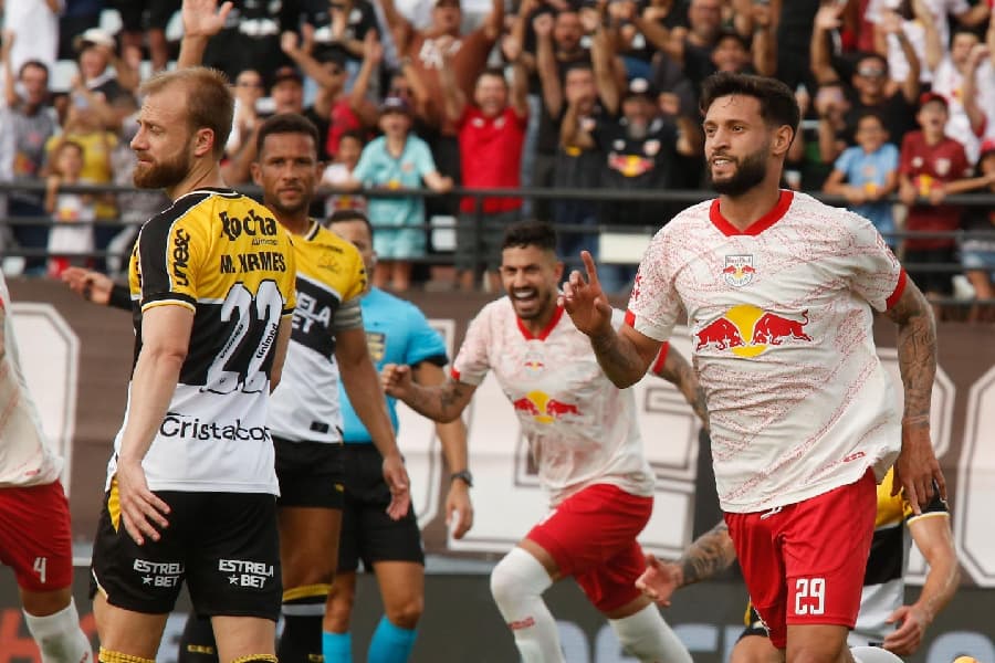 Juninho Capixaba marca pelo Bragantino contra o Criciúma - Luis Moura/Wpp/Gazeta Press