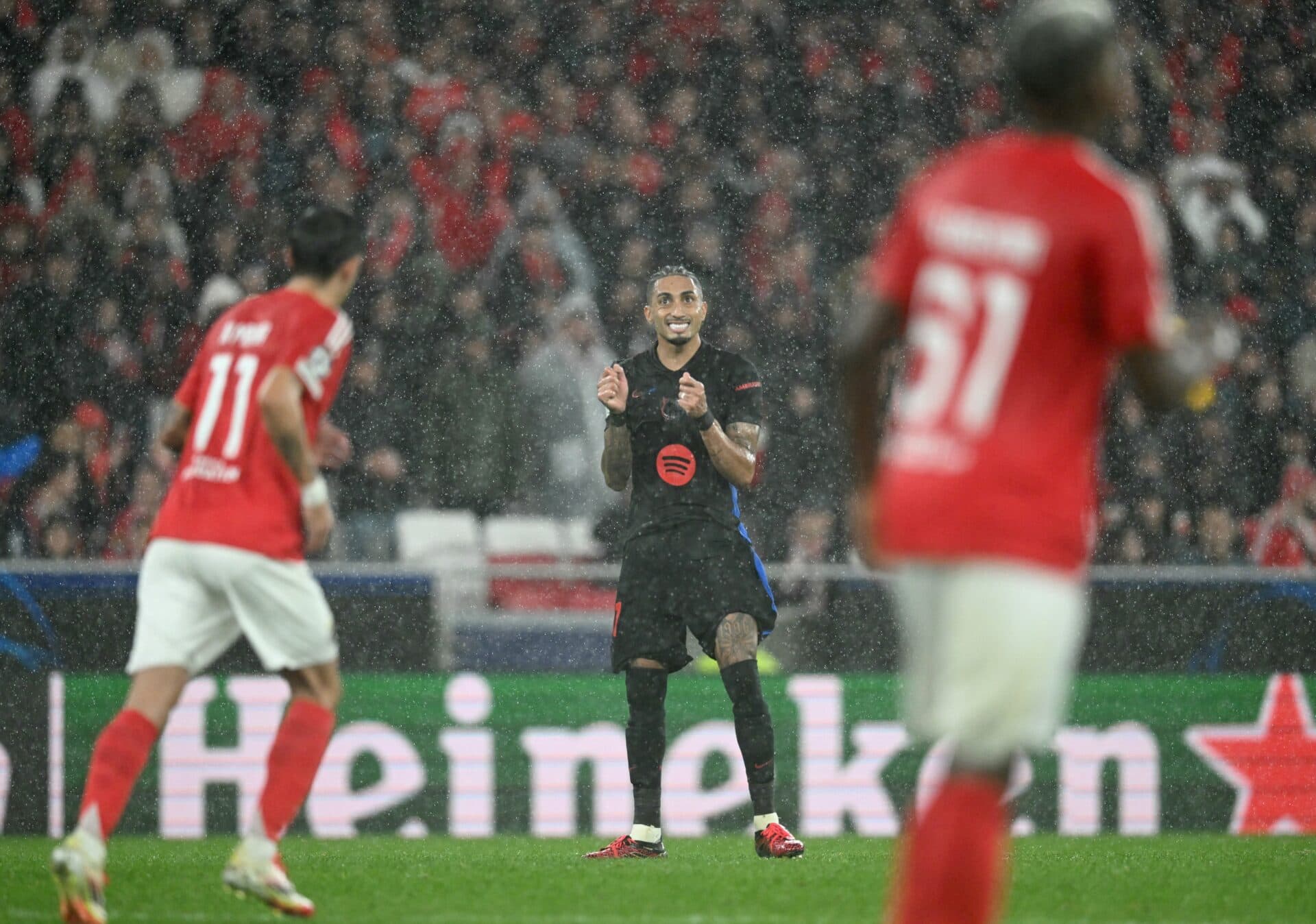 Barcelona vira contra o Benfica em jogaço de nove gols na Champions