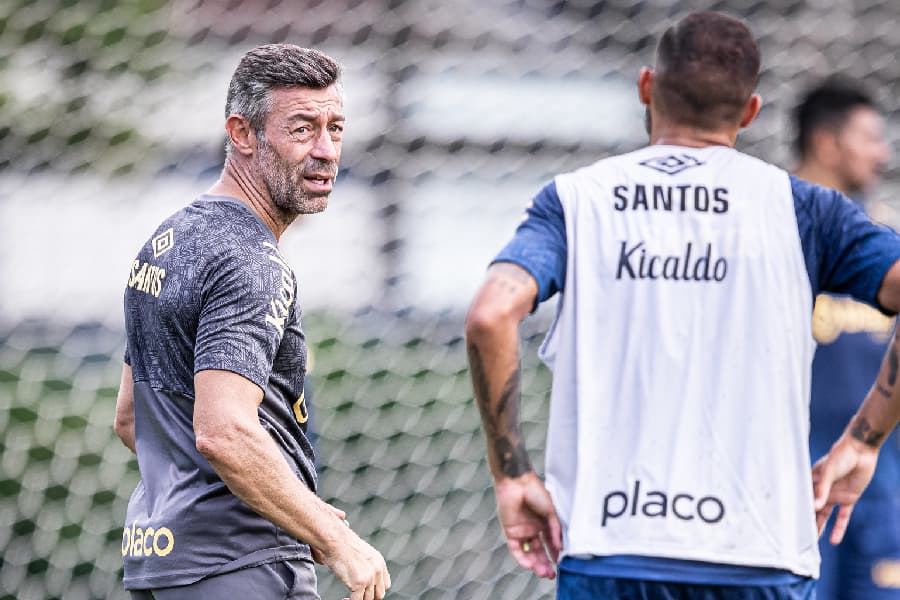 Pedro Caixinha, técnico do Santos, realiza procedimento cirúrgico