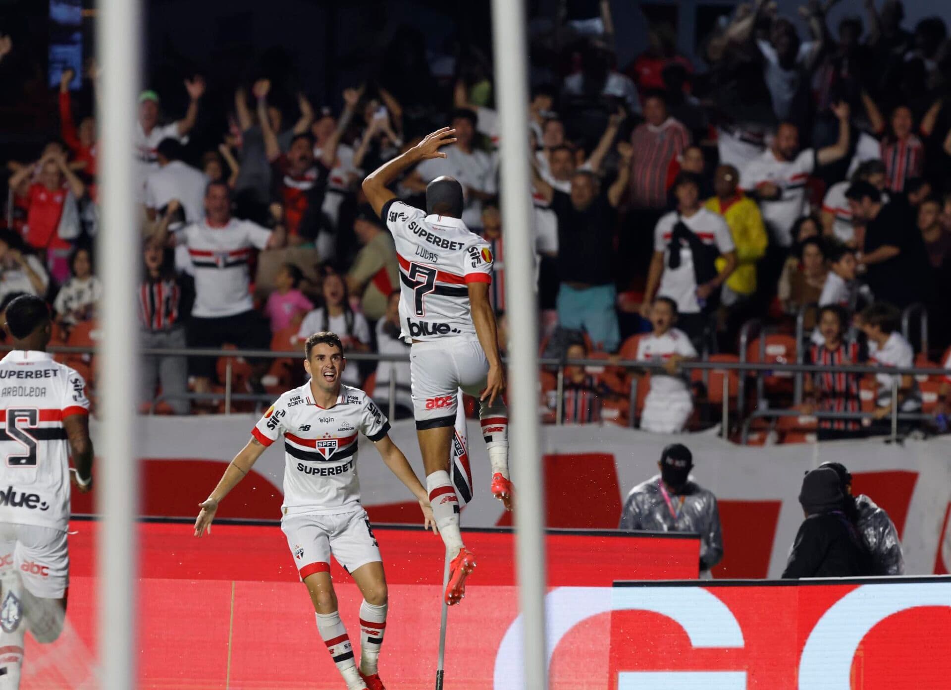 Lucas e Oscar celebram vitória contra o Corinthians - Rubens Chiri, Paulo Pinto e Miguel Schincariol/Saopaulofc.net