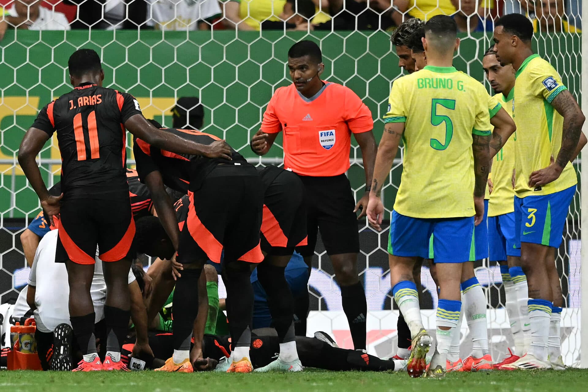 Jogadores de Brasil e Colômbia reunidos durante o atendimento a Sánchez e Alisson - Evaristo Sá/AFP