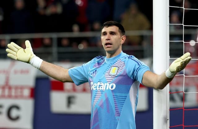 Campeão do mundo, entenda porque Dibu está sendo ‘chutado’ do Aston Villa