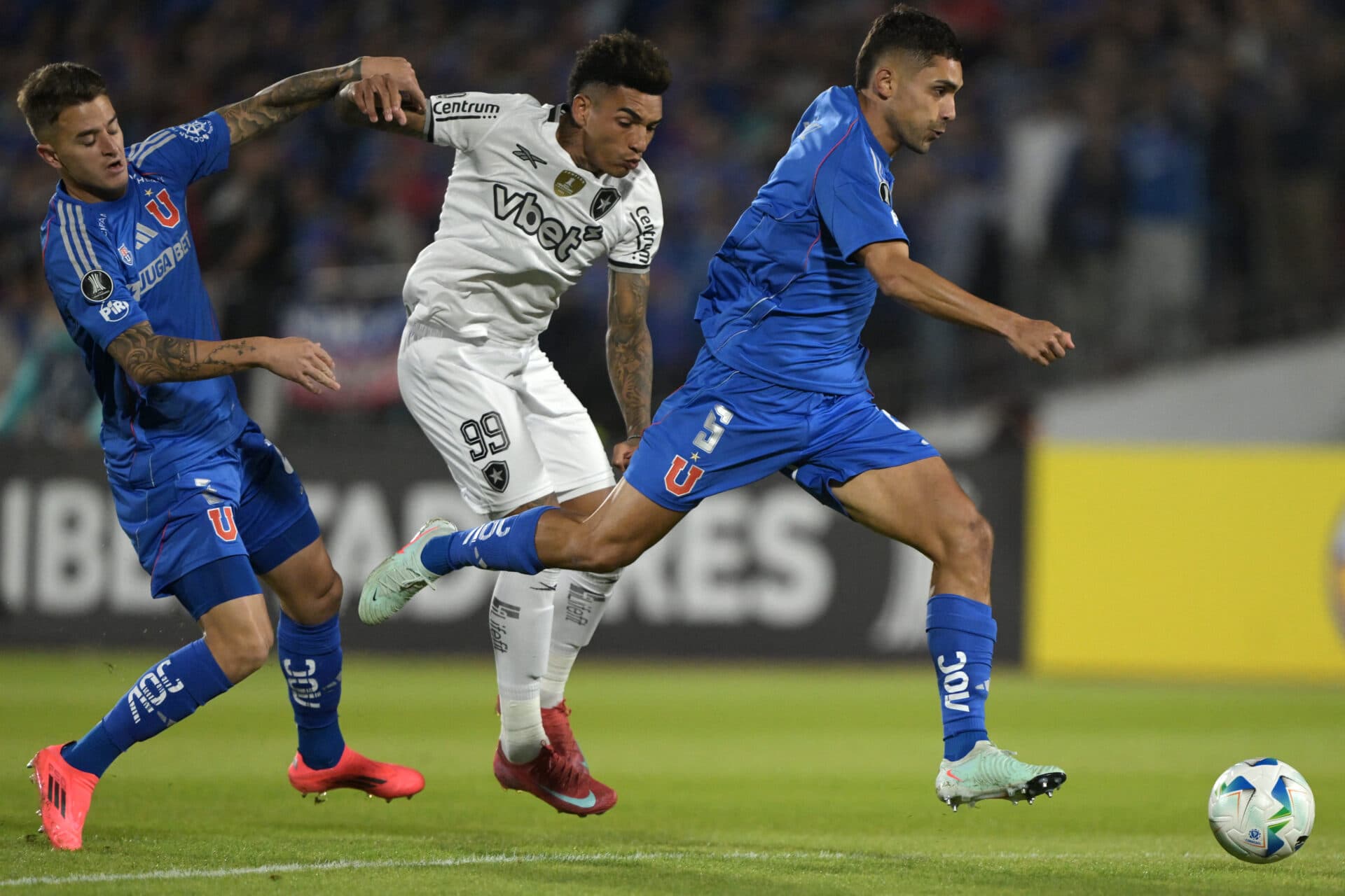 Igor Jesus encara a marcação de dois adversários da Universidad de Chile - Rodrigo Arangua/AFP
