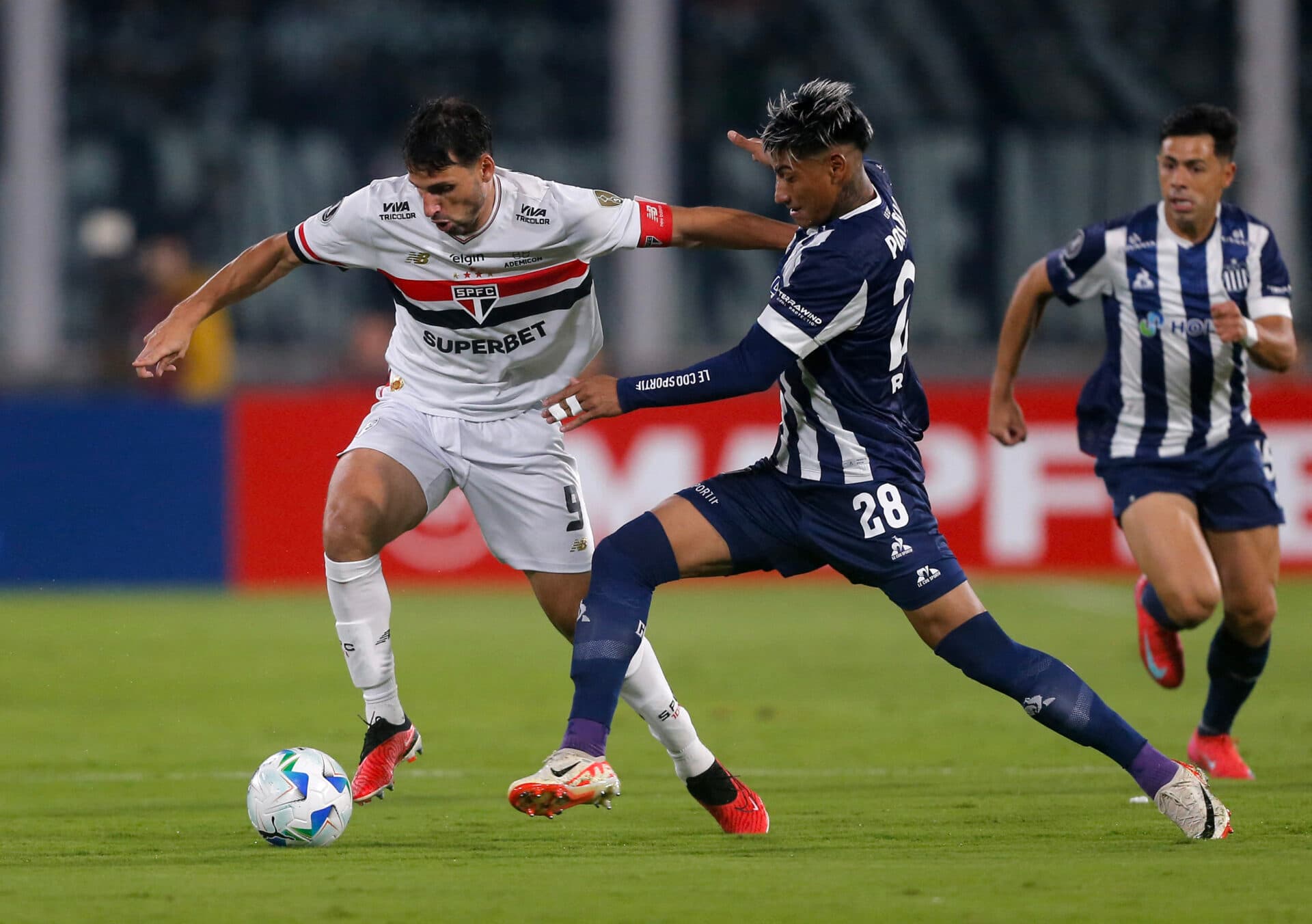 Calleri tenta fugir da forte marcação de Juan Portillo - Diego Lima/AFP