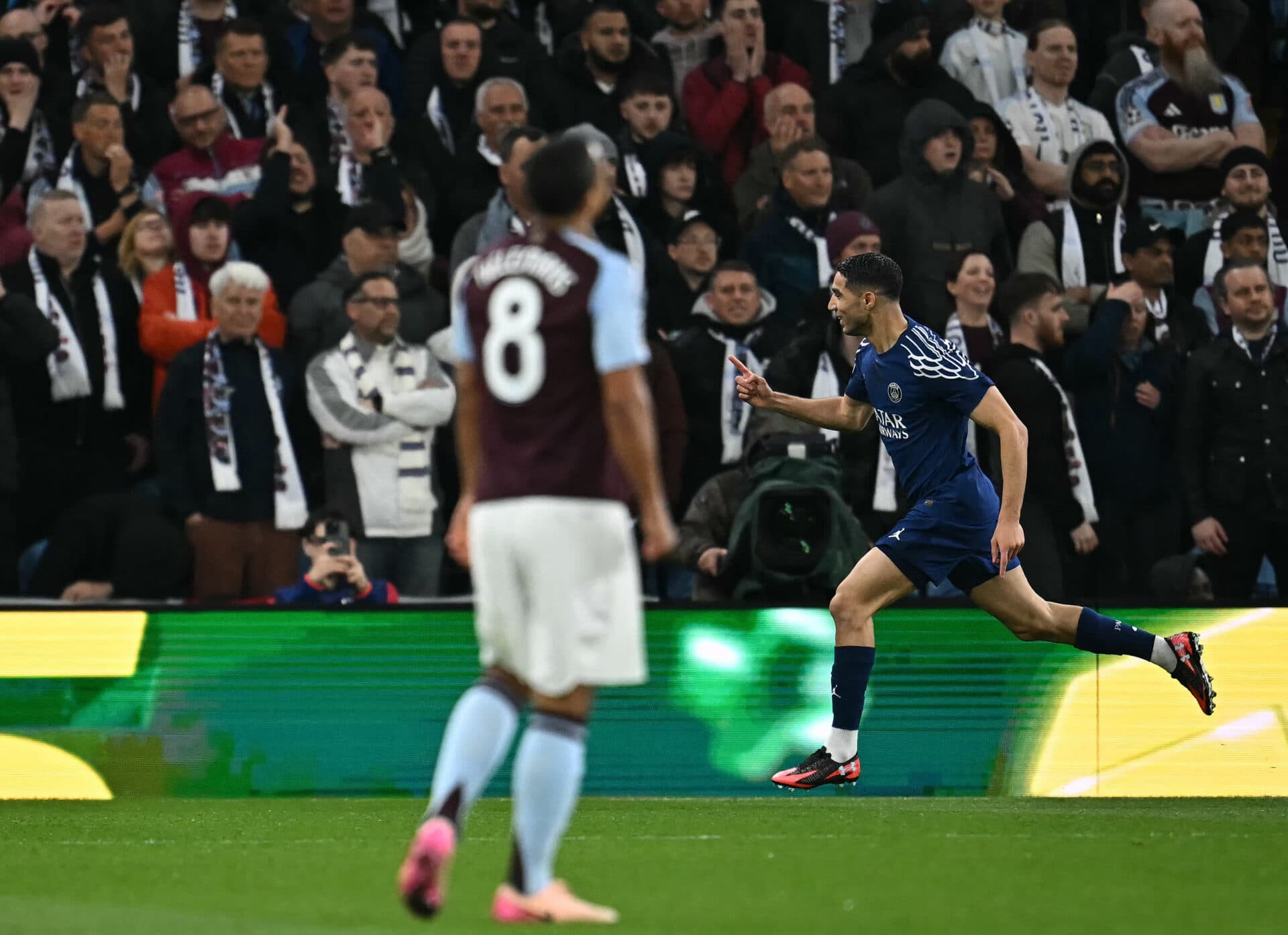 Achraf Hakimi comemora o primeiro gol da partida em Birmingham - Paul Ellis/AFP