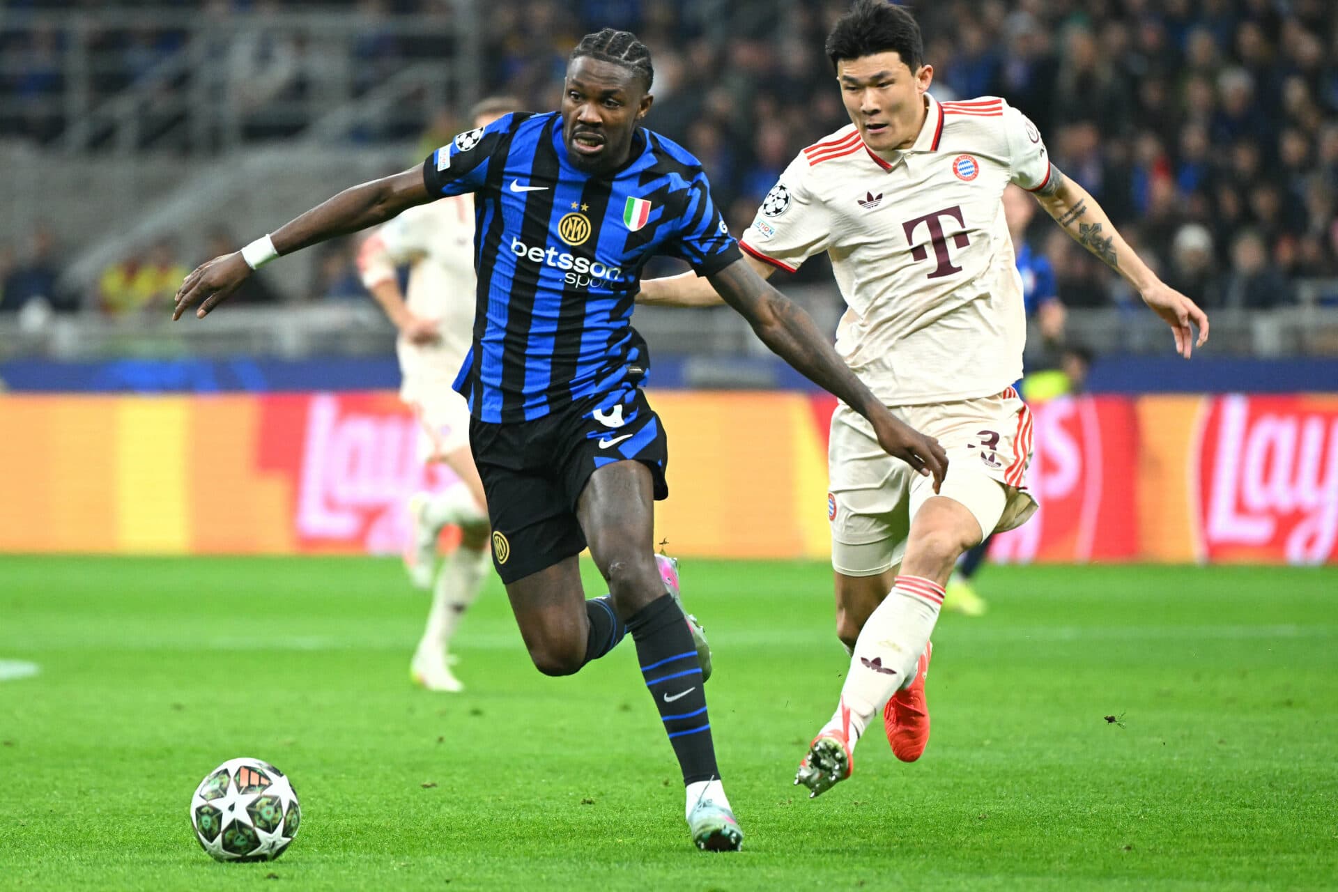 Marcus Thuram disputa a bola com o zagueiro Kim Min-Jae - Alberto PIzzoli/AFP