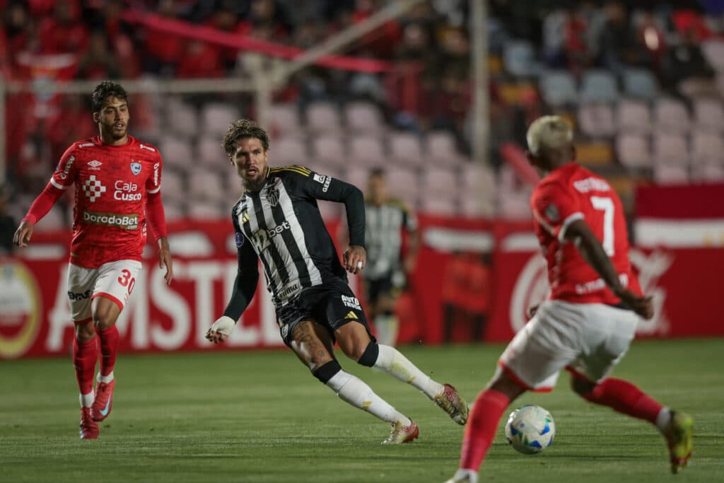 Atlético assusta, mas só empata com Cienciano na altitude
