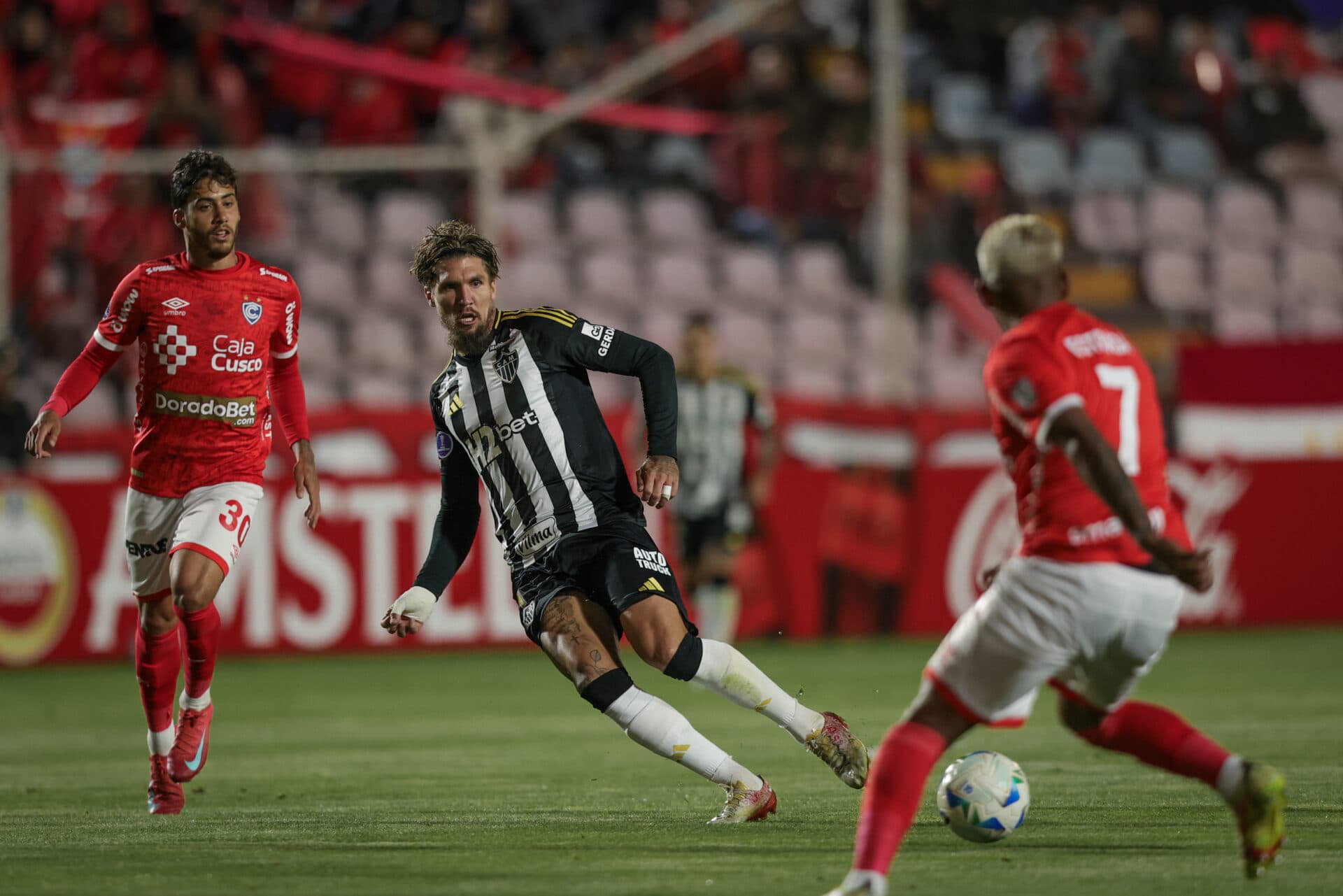 Atlético assusta, mas só empata com Cienciano na altitude
