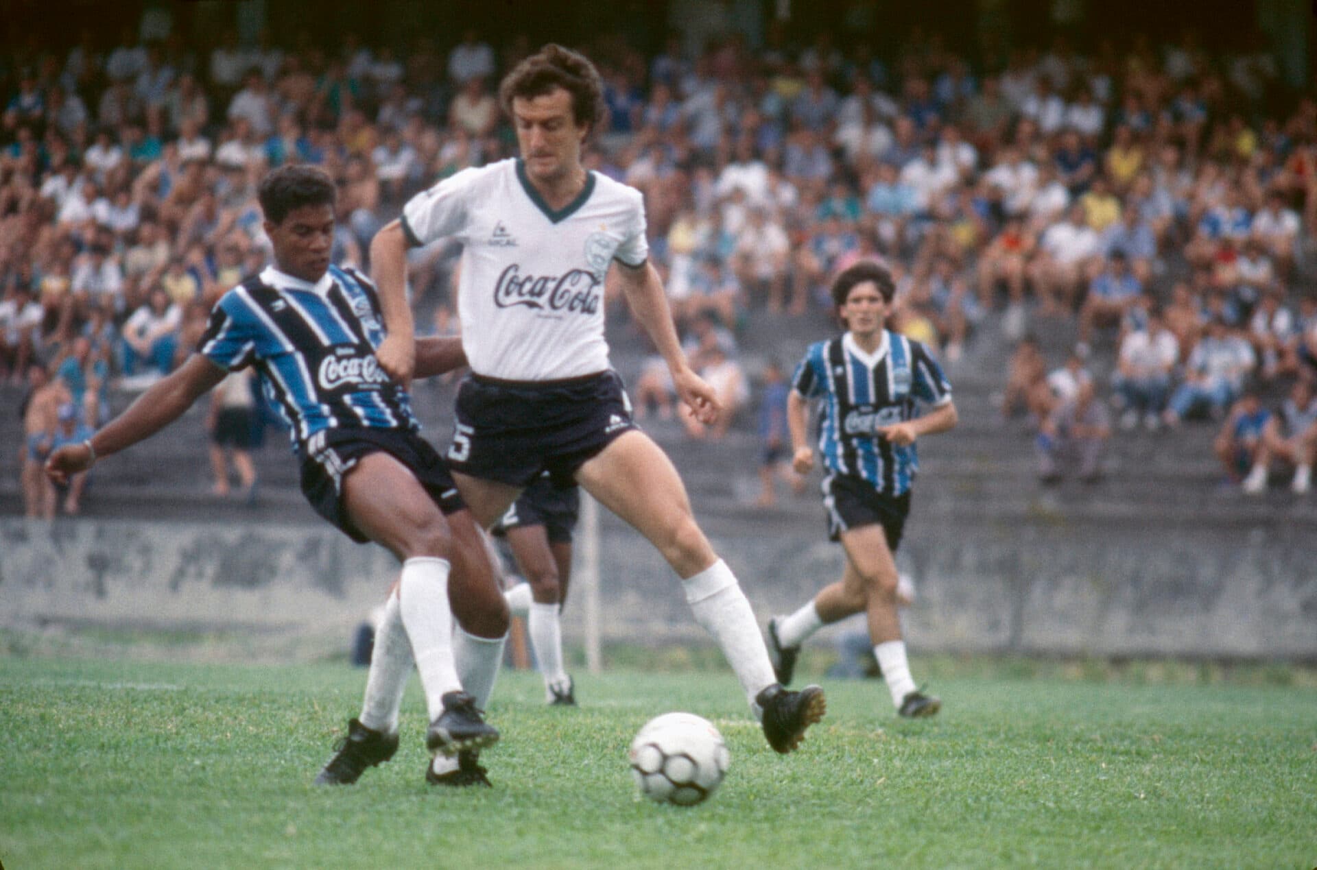 Dorival como jogador do Coritiba em duelo com Assis, do Grêmio - PLACAR