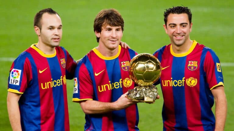 Iniesta mira treinar Barcelona e faz campanha por Bola de Ouro