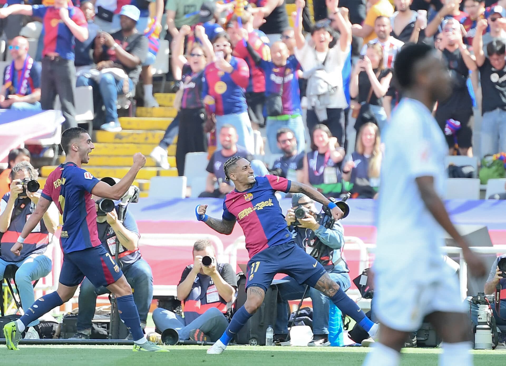 Em clássico de sete gols, Barcelona vence Real e fica com a mão na taça