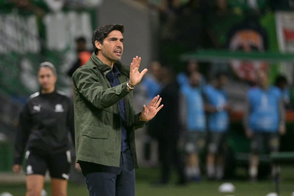 Abel pede ‘pontaria’, defende Roque e veta exageros com Paulinho
