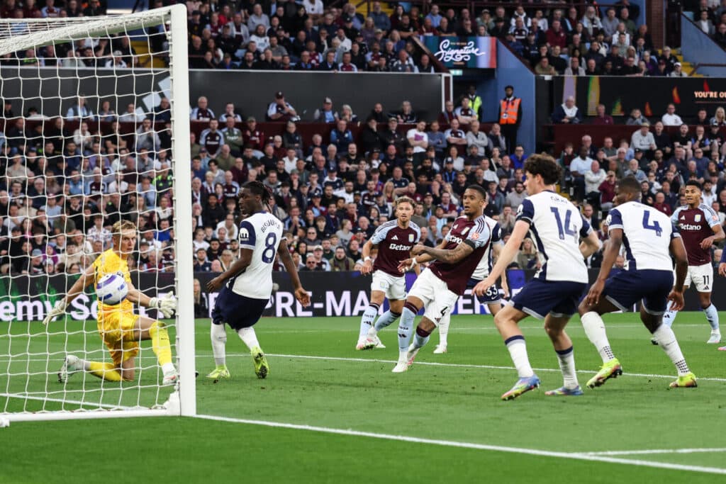 Vitória por 2 a 0 em Birmingham deu ao Villa a quarta colocação na Premier League - Darren Staples/AFP