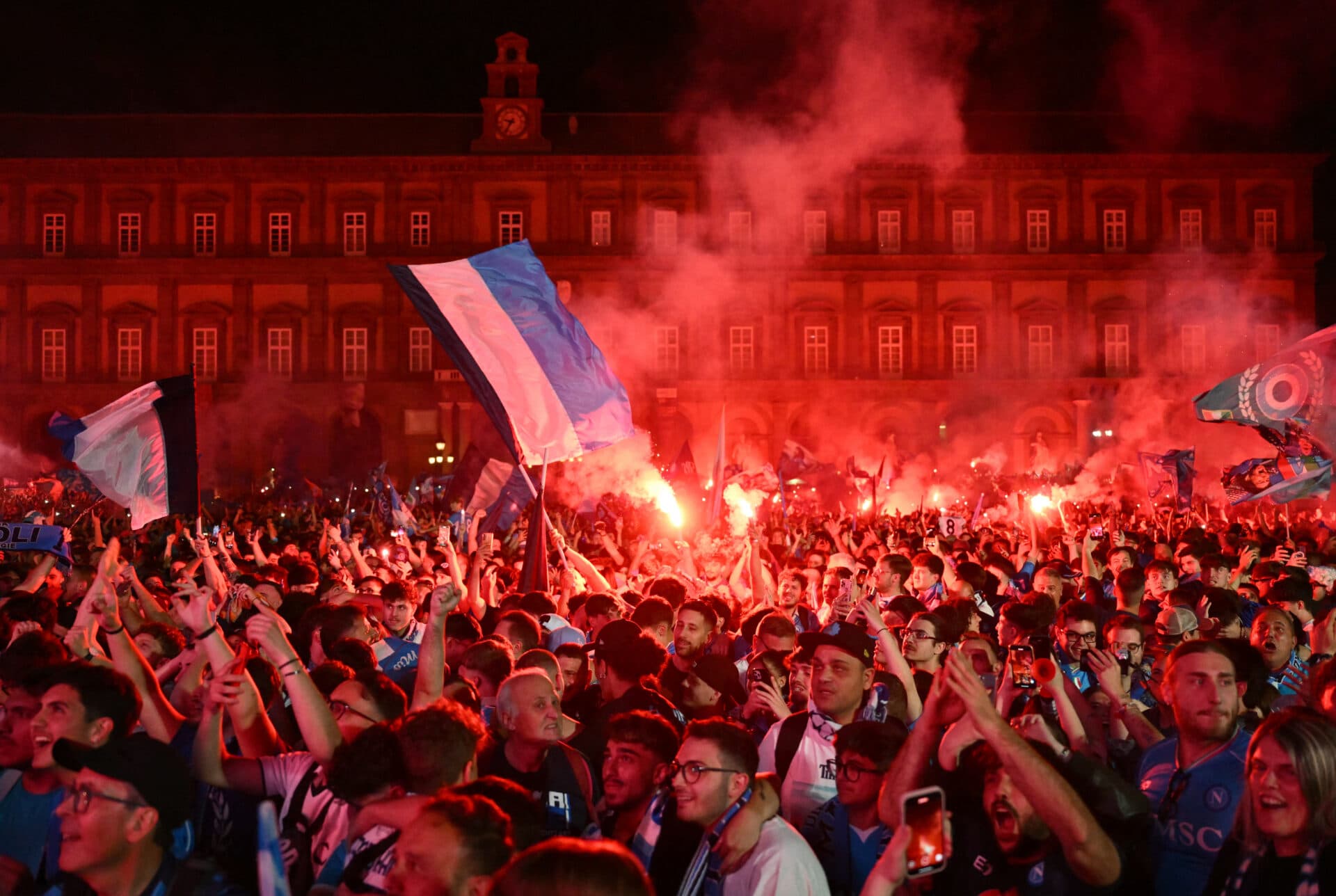 Torcida do Napoli faz festa nos arredores do estádio Diego Armando Maradona - Alberto Pizzoli/AFP