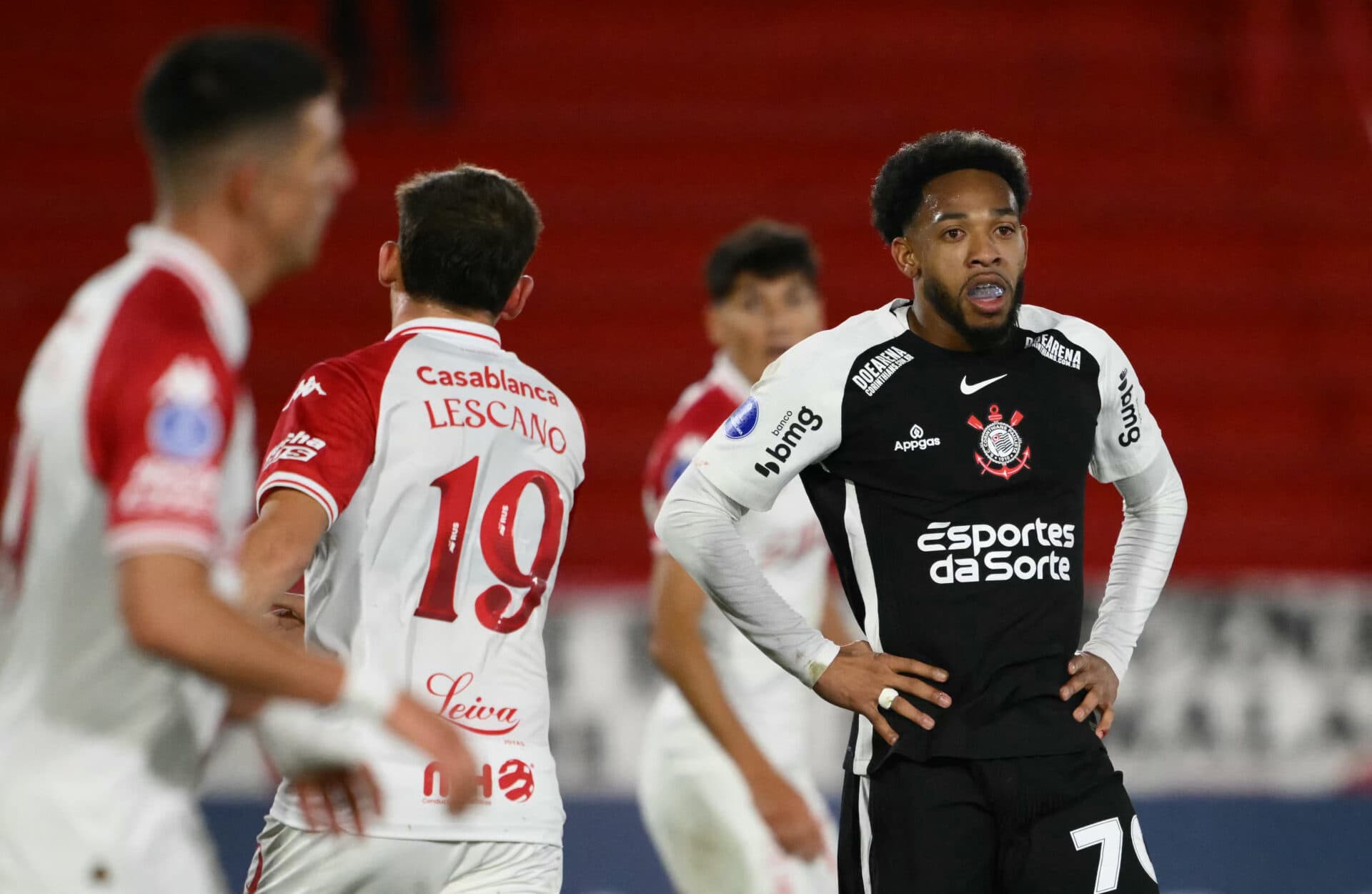 Corinthians perde para os reservas do Huracán e é eliminado da Sul-Americana