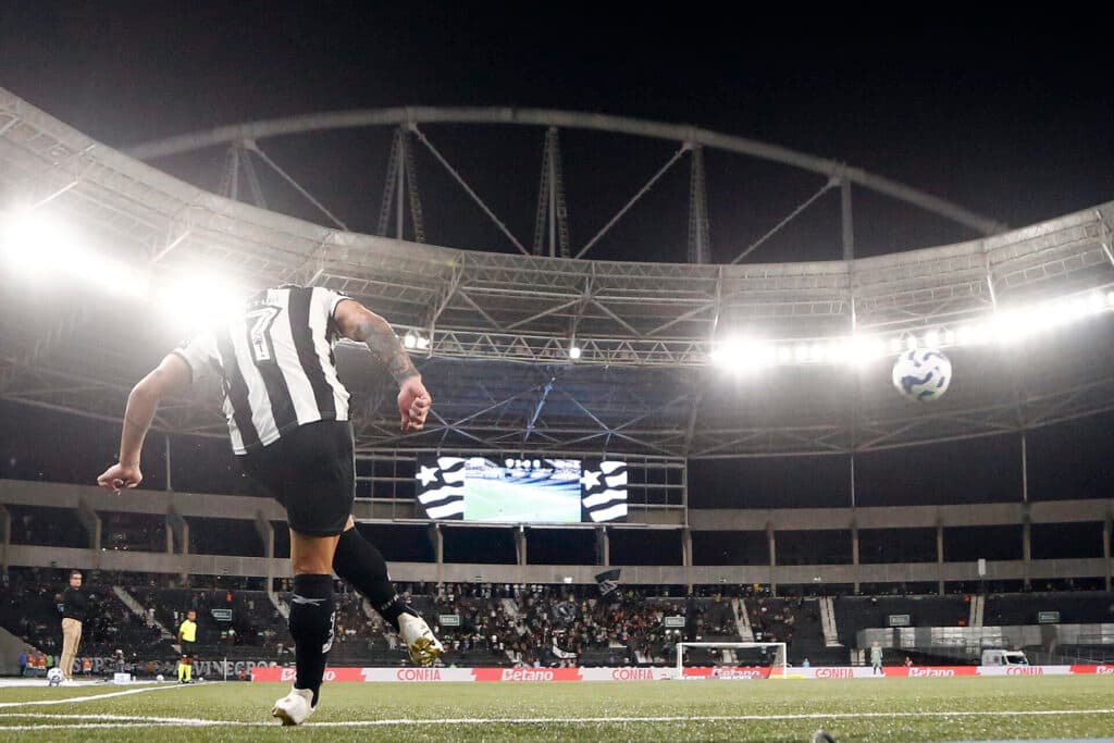 Botafogo avalia ampliar Nilton Santos para 60 mil lugares