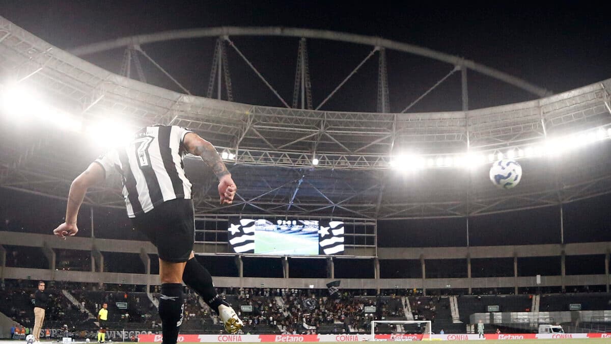 Botafogo avalia ampliar Nilton Santos para 60 mil lugares