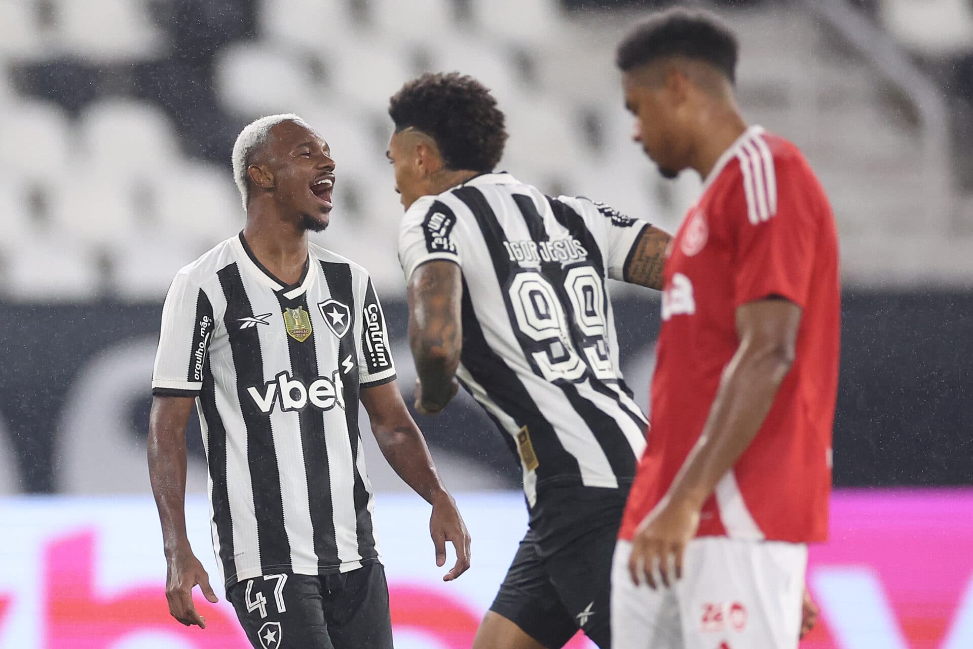 Botafogo goleia o Inter e pega o elevador no Brasileirão