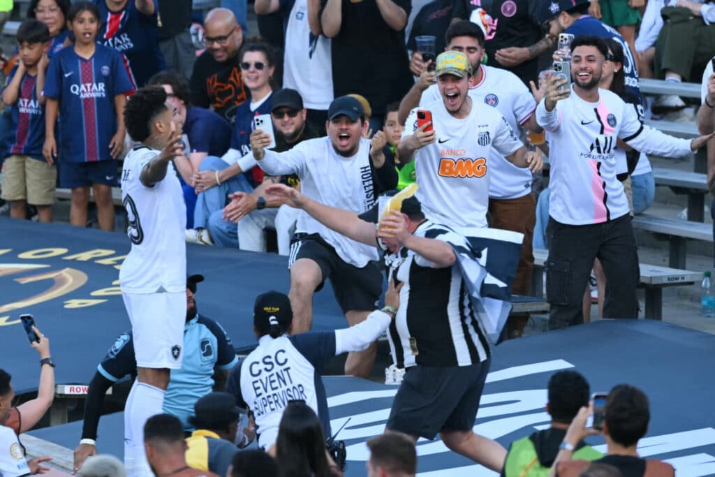 Igor Jesus comemora o gol do Botafogo contra o PSG - Patrick T. Fallon / AFP)