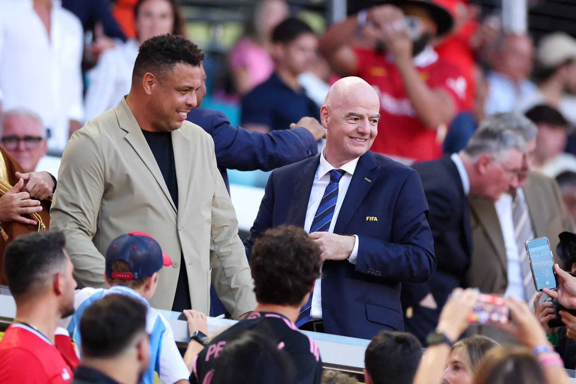 Pressionado, Infantino sofre até para obter apoio de ‘Fifa Legends’
