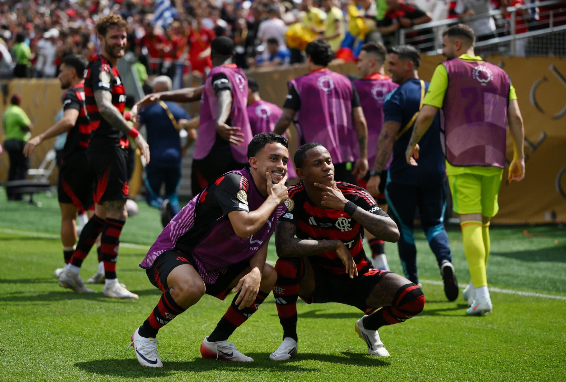Wallace Yan (a direita) comemora o quinto gol com a camisa do Flamengo - David Ramos/Getty Images via AFP