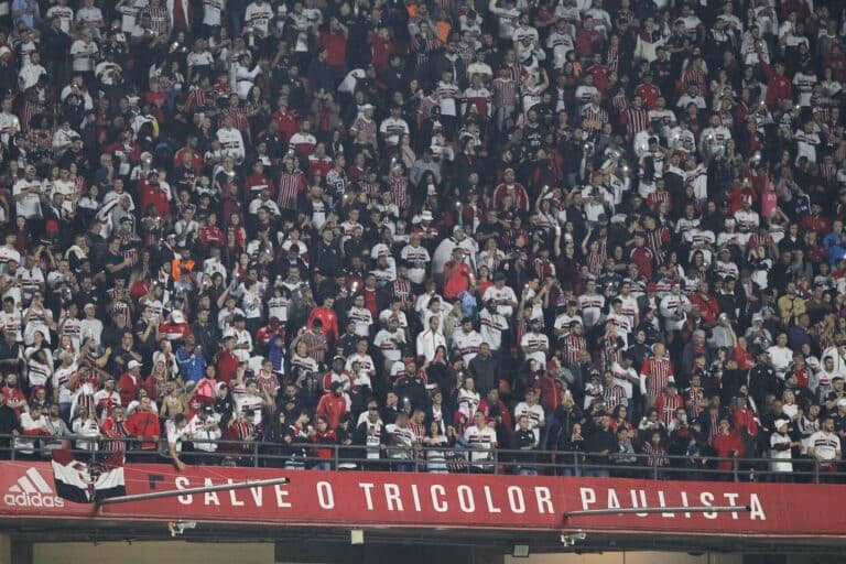 Pesquisa aponta torcida do São Paulo abrindo vantagem sobre a do Palmeiras