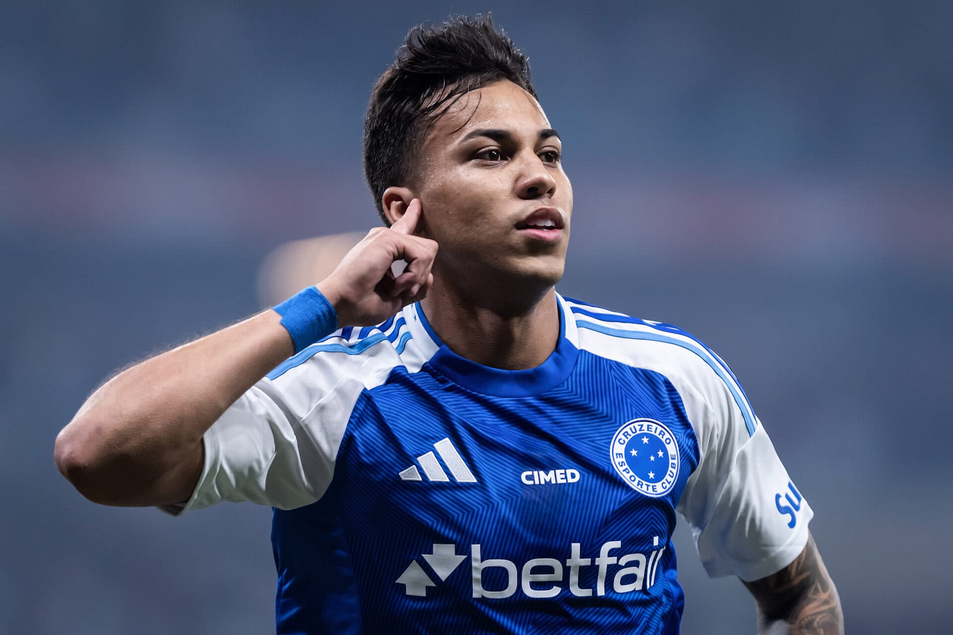 Cruzeiro vence o Vitória e pressiona líderes do Brasileirão