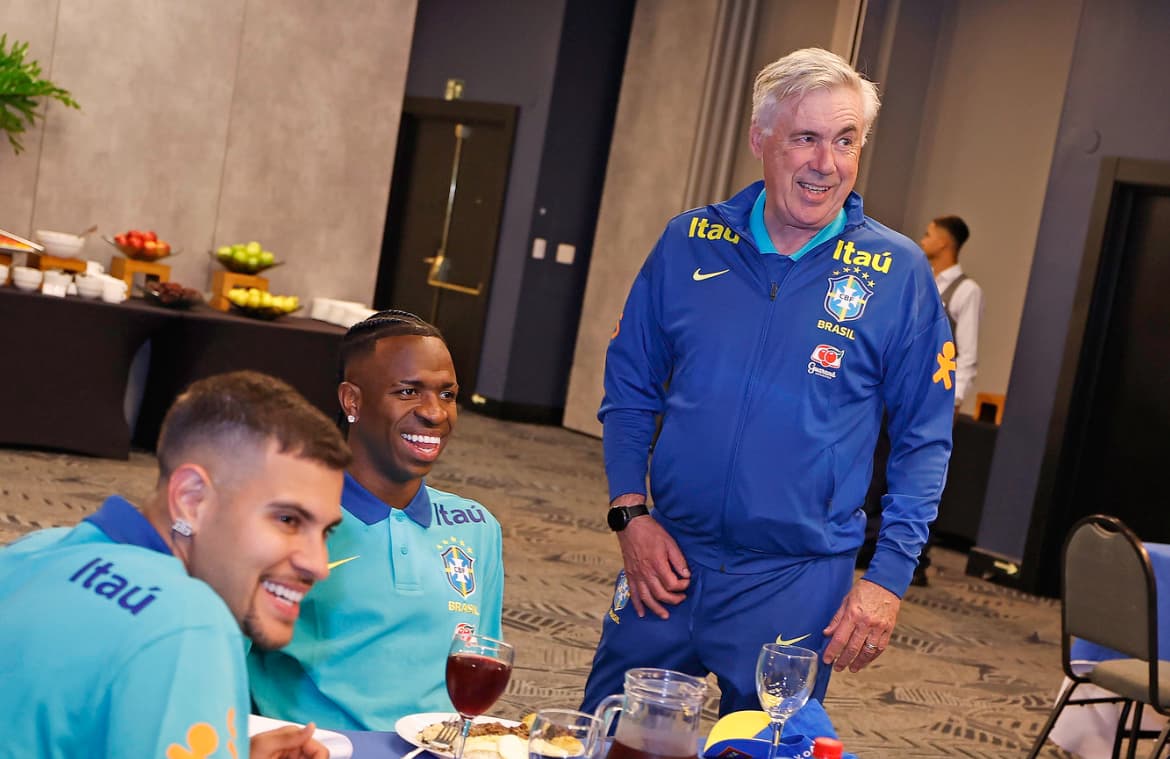 Bruno Guimarães, Vinicius Júnior e Carlo Ancelotti em apresentação da seleção brasileira - Rafael Ribeiro/CBF