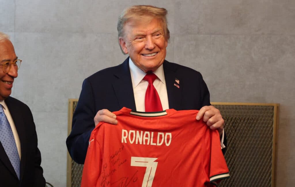 Cristiano Ronaldo pede paz em camisa enviada a Trump