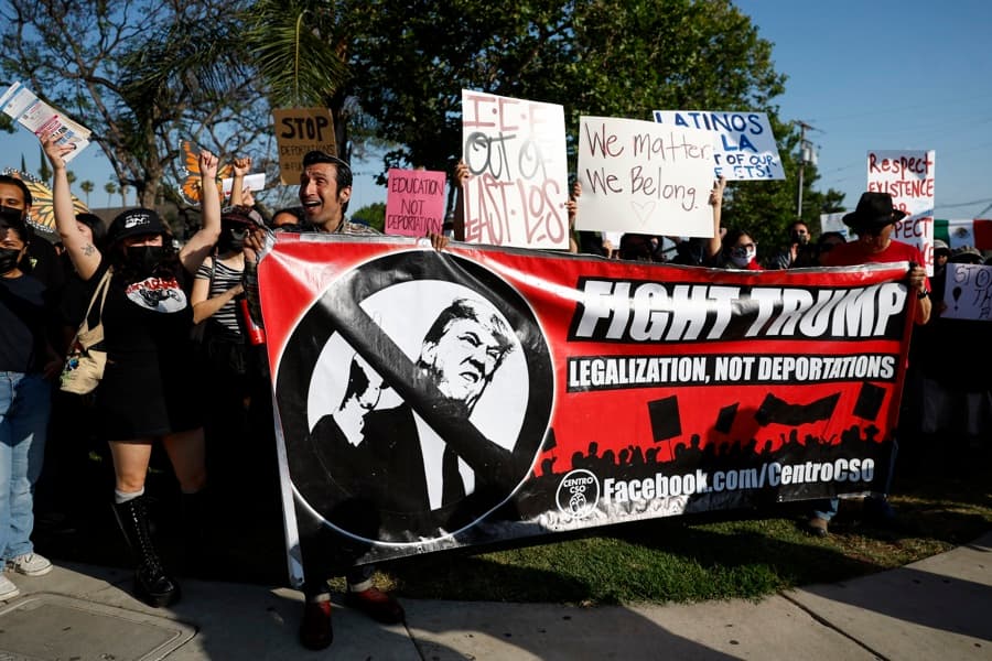 Protestos contra política de Trump ganharam as ruas dos EUA - CAROLINE BREHMAN / EFE