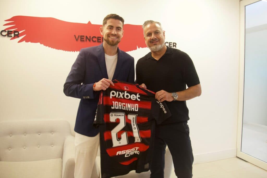 Jorginho recebe a camisa 21 do Flamengo - Alexandre Vidal/CRF