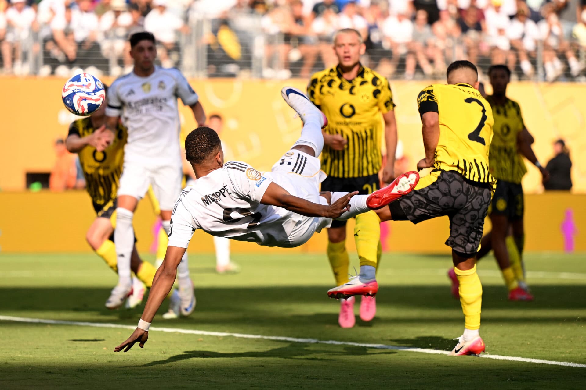 Real Madrid leva susto, mas bate o Dortmund e vai pegar o PSG na semi do Mundial