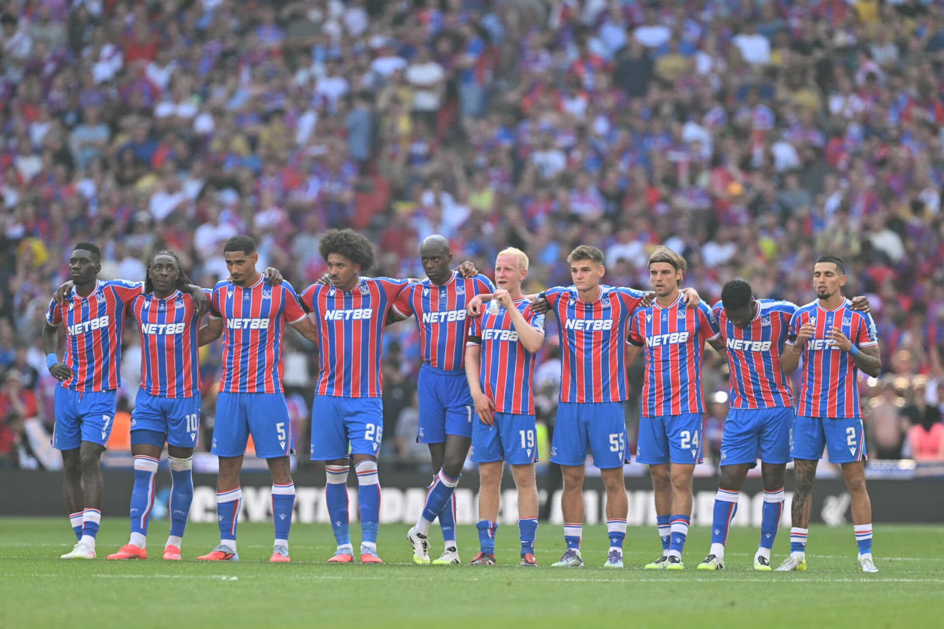 Uefa vê influência de Textor e mantém Crystal Palace ‘rebaixado’; entenda