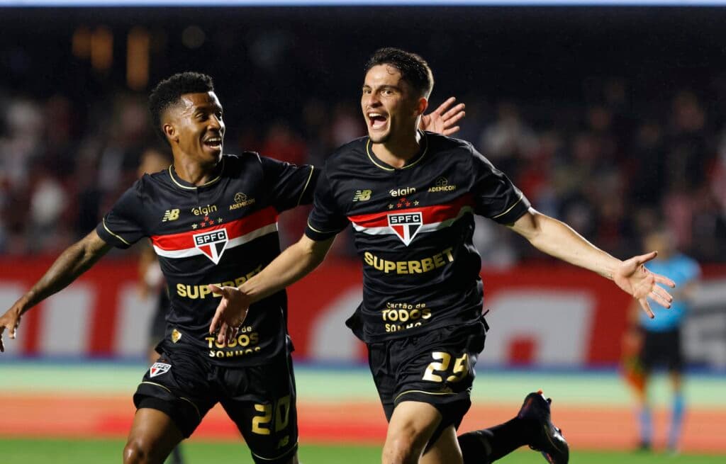 São Paulo treina para pegar Botafogo com volta de Pablo Maia