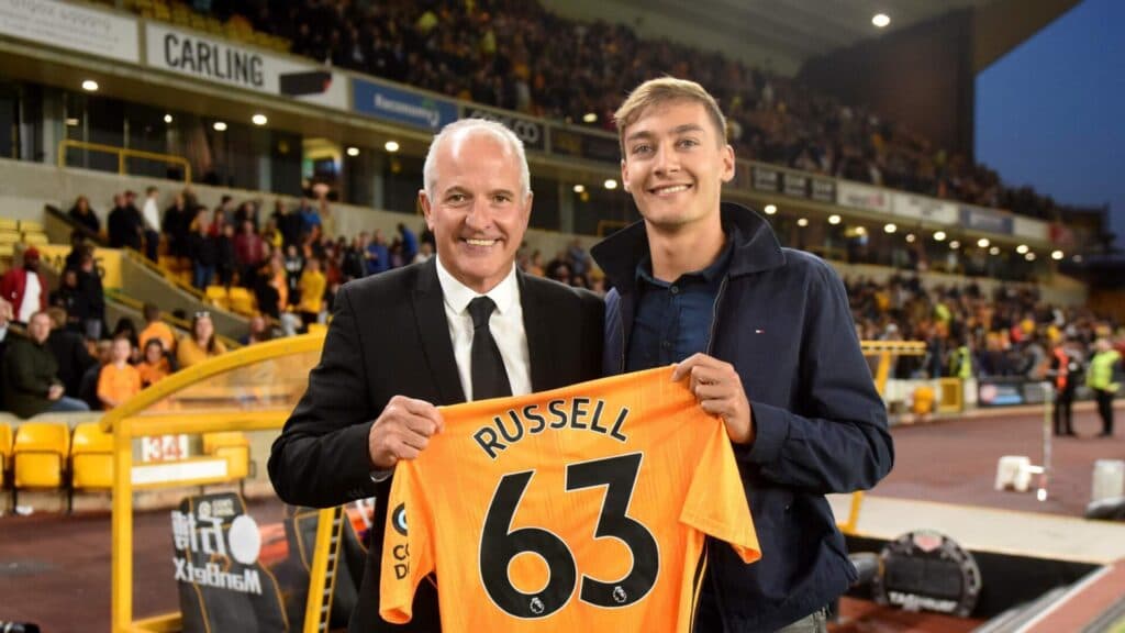 George Russel visitando o Wolverhampton - Divulgação Wolverhampton 