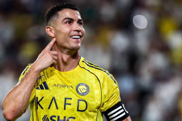 Cristiano Ronaldo faz golaço e segue na rota do milésimo