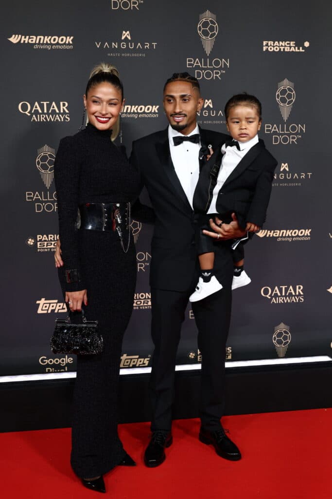 Raphinha chegou com sua família à Bola de Ouro - FRANCK FIFE / AFP