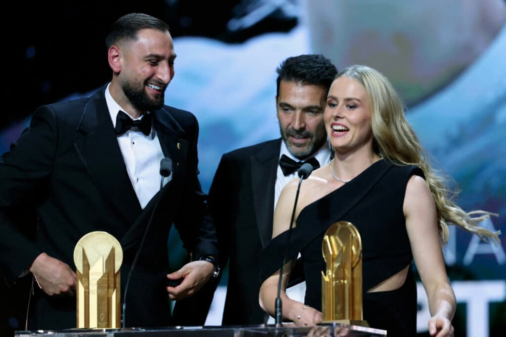 Hannah Hampton e Gianluigi Donnarumma ganharam o troféu de melhor goleiro da temporada. (Photo by Franck FIFE / AFP)